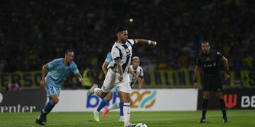 Con clase, Nahuel Bustos esta vez acertó el penal para Talleres, ante Boca.