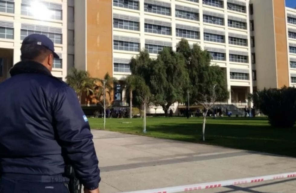 San Juan: conmoción por una estudiante que cayó desde el quinto piso del Centro Cívico