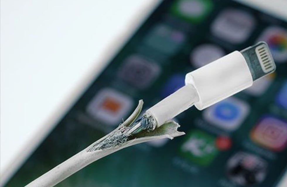 Cómo reparar el cargador del celular con una tapita plástica