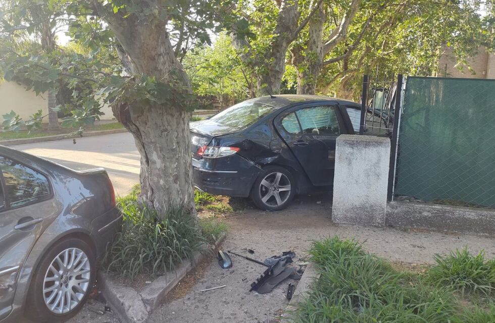 Fuertes imágenes: dos autos chocaron y uno se incrustó en una casa en Córdoba