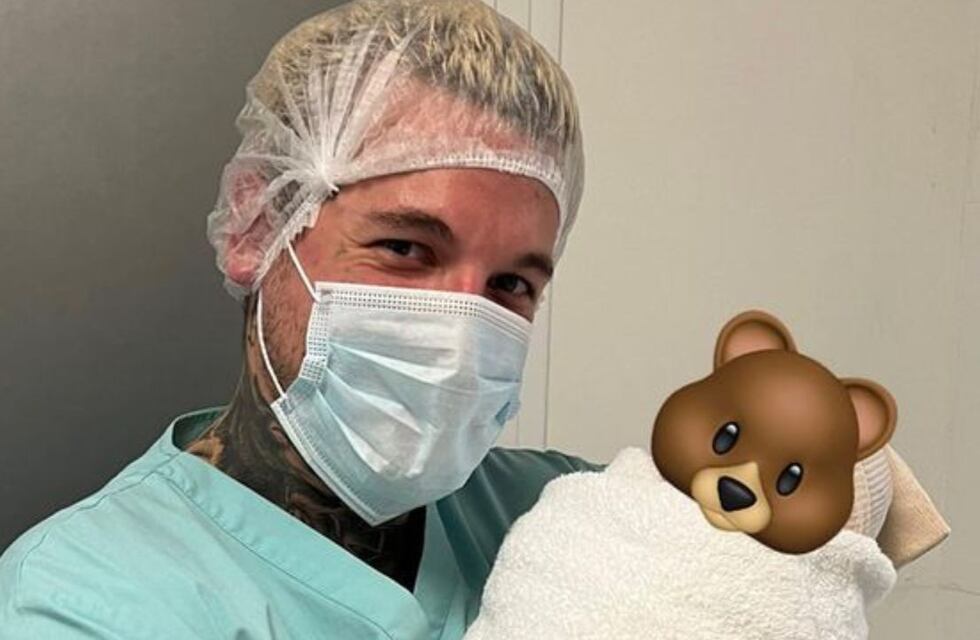 Alex Caniggia le cambió los pañales a su hija Venezia y enterneció a las redes