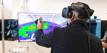 INDUSTRIA. La planta de Renault Argentina en Santa Isabel cuenta con un espacio que permite a los equipos de trabajo conectar con una plataforma tecnológica de metaverso, a través de la cual se optimizan tiempos, procesos e inversiones. (Gentileza Renault Argentina)