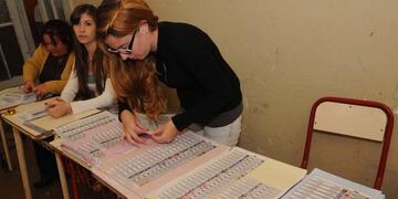 Las papeletas se imprimen en resmas troqueladas y divididas por categorías.