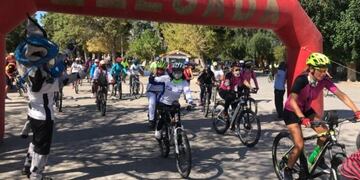 Más de 80 ciclistas participaron de una pedaleada desde la plaza principal de Animaná por ruta 40 hacia San Carlos.