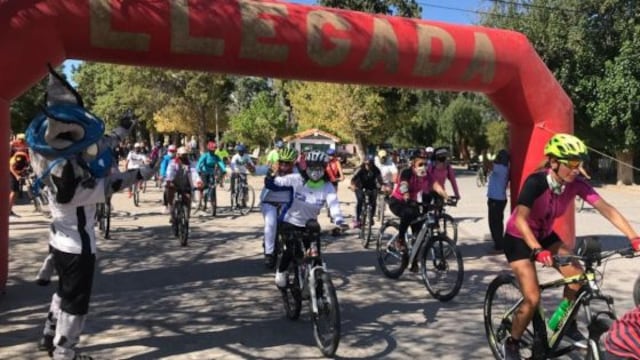 Más de 80 ciclistas participaron de una pedaleada desde la plaza principal de Animaná por ruta 40 hacia San Carlos.