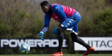 El ecuatoriano tendrá menos chances de jugar en el Fortín este año. (@velez)