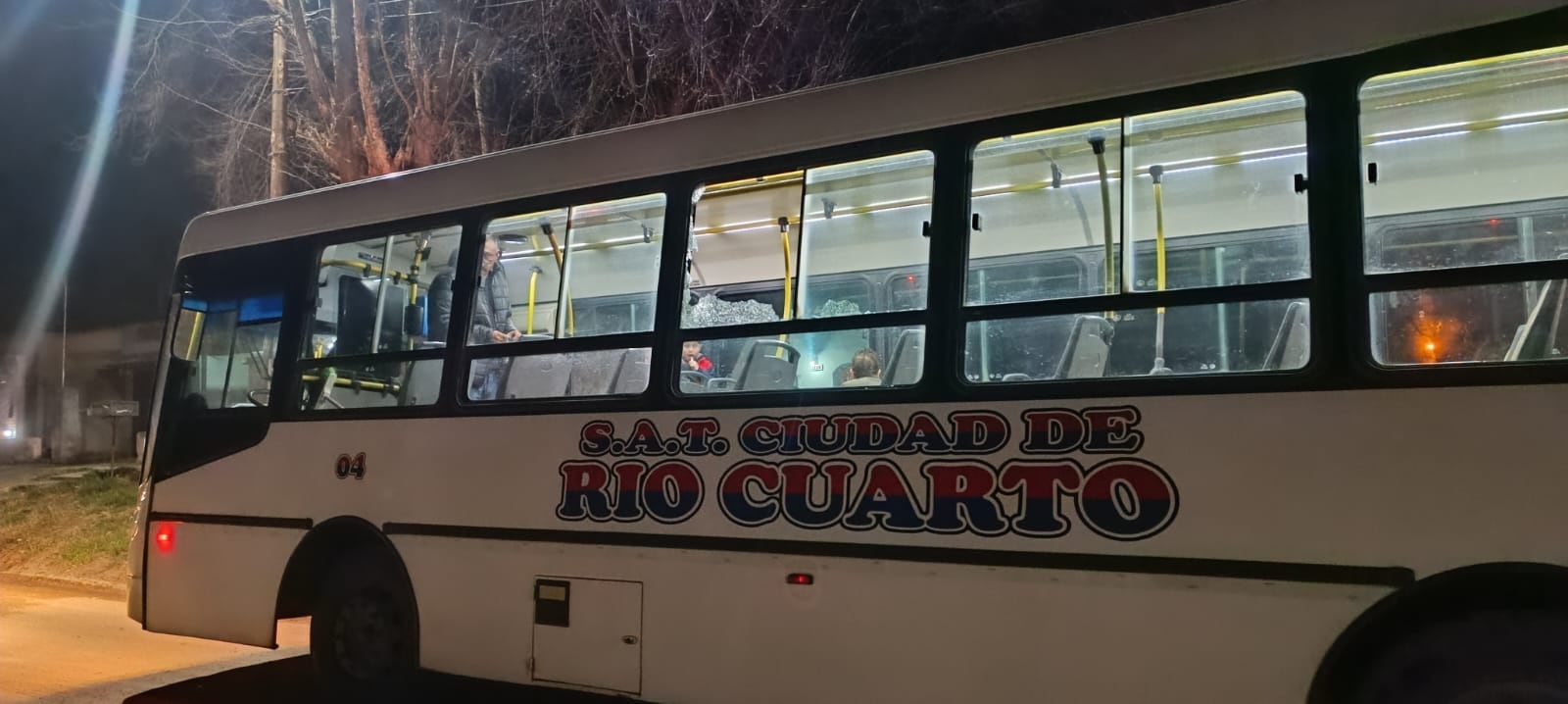 El colectivo apedreado en el sur de Córdoba.