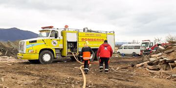 Se continúa trabajando para extinguir el incendio en el Aserradero “El Litoral”