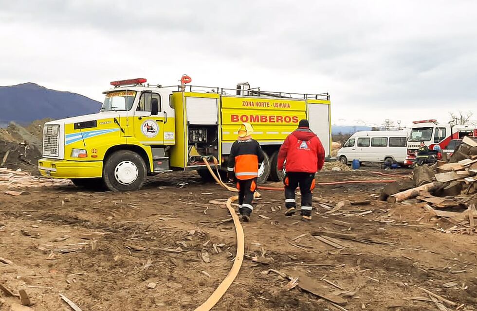 Se continúa trabajando para extinguir el incendio en el Aserradero “El Litoral”