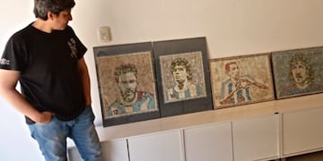 La serie Próceres de Emiliano Sacco reúne a varios exponentes del fútbol.