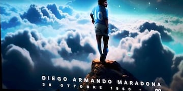 En las pantallas del estadio se pasó un video recordando a Diego Armando Maradona, el máximo ídolo del Napoli. (La Voz)