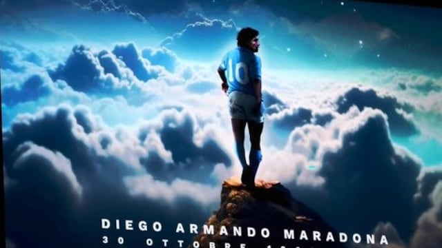 En las pantallas del estadio se pasó un video recordando a Diego Armando Maradona, el máximo ídolo del Napoli. (La Voz)