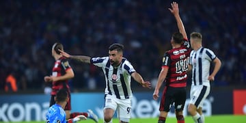 Michael Santos, que sigue en llamas, en aquel histórico Talleres-Flamengo. (Facundo Luque / La Voz)