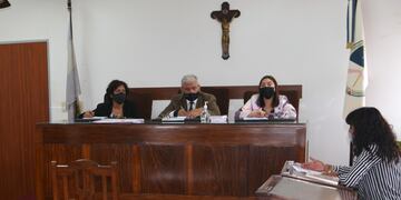 El Tribunal en lo Criminal n° 1 de Jujuy que condenó a A.G. por haber cometido el delito de "abuso sexual con acceso carnal agravado por el vínculo" en perjuicio de sus dos hijas menores de edad.