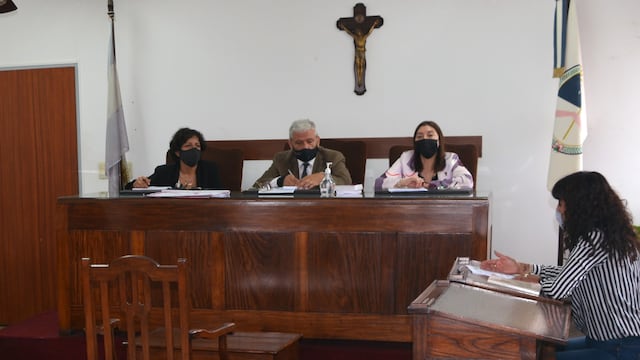 El Tribunal en lo Criminal n° 1 de Jujuy que condenó a A.G. por haber cometido el delito de "abuso sexual con acceso carnal agravado por el vínculo" en perjuicio de sus dos hijas menores de edad.