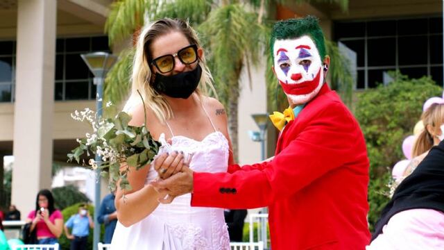 En San Juan empresarios se disfrazaron para reclamar la reapertura de los eventos privados.