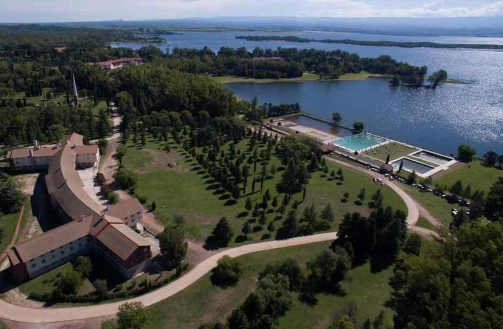 Turismo social: cómo es y qué ofrece la Unidad Turística Embalse con estadías a 1.200 pesos