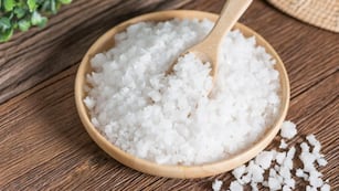 Por qué todo el mundo está colocando sal en su shampoo. (Imagen ilustrativa / Freepik)