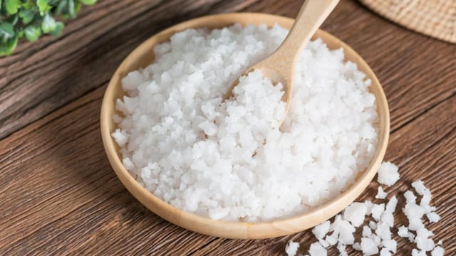 Por qué todo el mundo está colocando sal en su shampoo. (Imagen ilustrativa / Freepik)