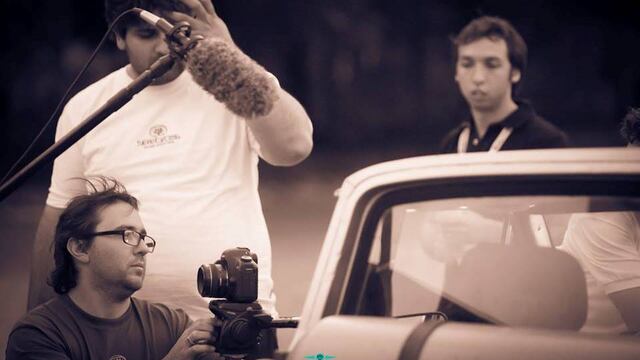Miky Dubrowsky preparando la cámara en uno de sus tantos trabajos junto a Serebros producciones.