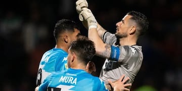 Los gestos del arquero chileno ante la hinchada de Platense