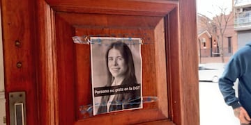 Carteles contra Carolina Labayru en Tránsito
