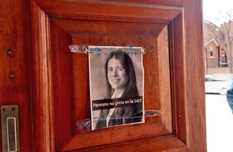 La secretaria de Control denunció corrupción y colgaron carteles en su contra