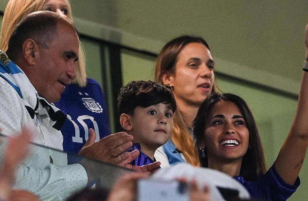 La lluvia no los para: Antonela Roccuzzo y Ciro Messi pasearon por París