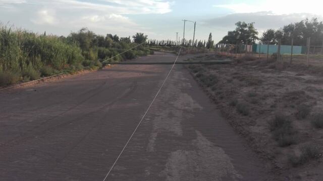 El tendido eléctrico por el piso en calle Casian en Jaime Prats.