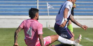Ferreyra cometió una falta en el primer tiempo que derivó en el penal para Brown. Reaccionó Instituto y empató (Foto: Daniel Feldman de Argra).