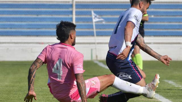 Ferreyra cometió una falta en el primer tiempo que derivó en el penal para Brown. Reaccionó Instituto y empató (Foto: Daniel Feldman de Argra).