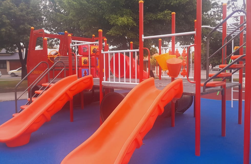 Tres Arroyos: Se inauguró el nuevo sector de juegos en la Plaza Francia (Torre Tanque)