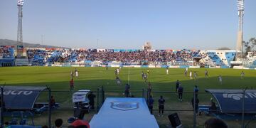 Una espléndida tarde de comienzos de agosto convocó a mucho público este domingo en las tribunas del estadio de Gimnasia y Esgrima de Jujuy.