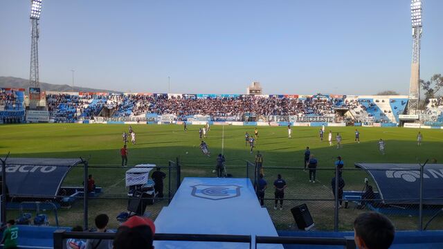 Una espléndida tarde de comienzos de agosto convocó a mucho público este domingo en las tribunas del estadio de Gimnasia y Esgrima de Jujuy.