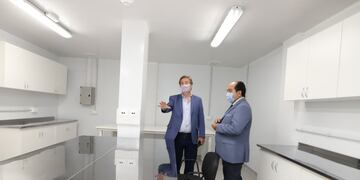 Emir Félix en la recorrida por el centro modular sanitario en San Rafael.