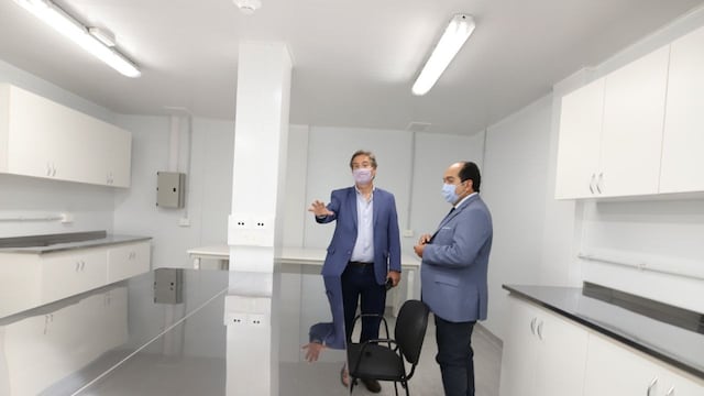 Emir Félix en la recorrida por el centro modular sanitario en San Rafael.
