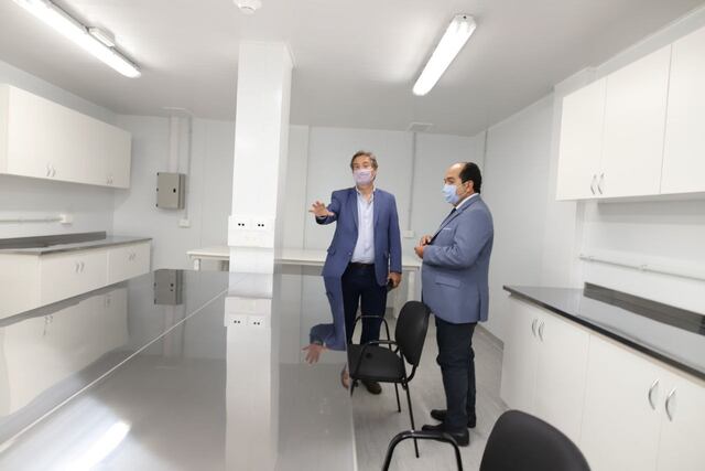 Emir Félix en la recorrida por el centro modular sanitario en San Rafael.