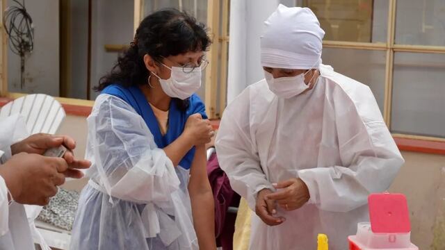 Personal sanitario avanza con la vacunación para luchar contra el coronavirus en Jujuy.