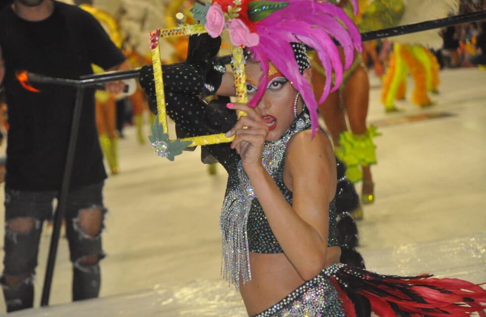 Con un chaparrón de cierre, Concordia vivió una gran noche de carnaval