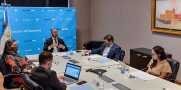 Martín Guzmán junto a miembros del Senado (Foto: Prensa Ministerio de Economía)