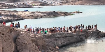 Los jóvenes coparon el dique Potrerillos.