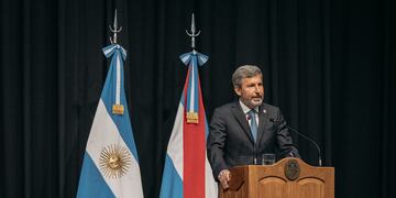 Al dirigirse a los legisladores, autoridades, dirigentes y representantes de los tres poderes del Estado, fuerzas armadas y de seguridad, y entidades intermedias, el gobernador expuso, en el Centro Provincial de Convenciones (CPC), en Paraná,  su proyecto “de transformación y desarrollo”.