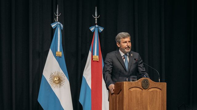 Al dirigirse a los legisladores, autoridades, dirigentes y representantes de los tres poderes del Estado, fuerzas armadas y de seguridad, y entidades intermedias, el gobernador expuso, en el Centro Provincial de Convenciones (CPC), en Paraná,  su proyecto “de transformación y desarrollo”.