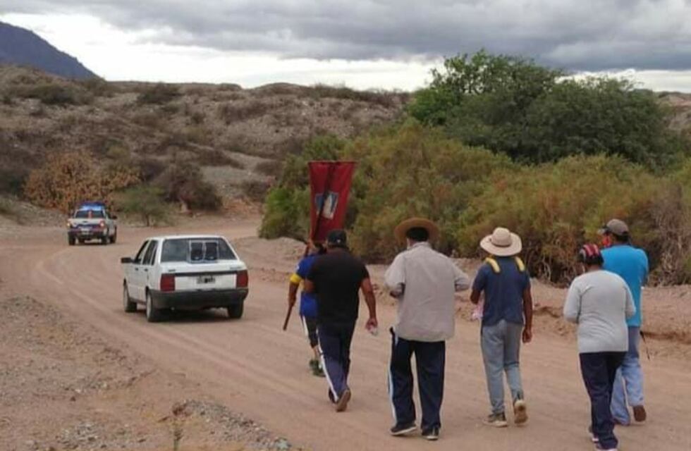 Peregrinos de San Carlos caminan hacia la Catedral Basílica