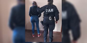 Al momento de la detención se secuestró un cuchillo y un pedazo de hierro.