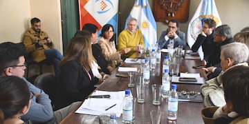 Concejales de San Salvador de Jujuy recibieron a la secretaria de Hacienda, Agustina Apaza, y al secretario de Servicios Públicos, Guillermo Marenco, para discutir temas de la licitación del cobro de estacionamiento.