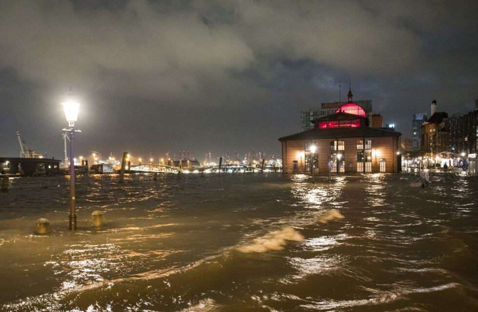 Impactante: una ola rompió las ventanas de un ferry en Alemania y sus pasajeros debieron ser evacuados