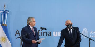 El presidente Alberto Fernández le toma juramento a Alexis Guerrera, nuevo ministro de Transporte de la Nación en reemplazo del fallecido Mario Meoni.