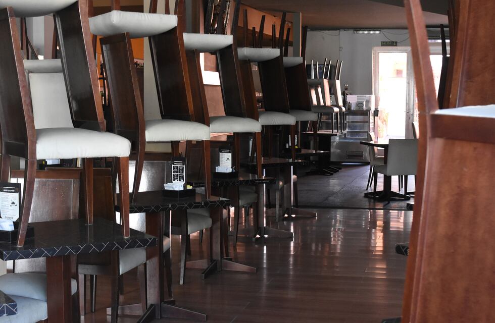 La policía instó a los gastronómicos azuleños a cerrar por no cumplir las restricciones