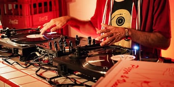 Vermú y vinilos: Una propuesta ideal para celebrar el Día del Amigo y conectar con la esencia de los vínculos